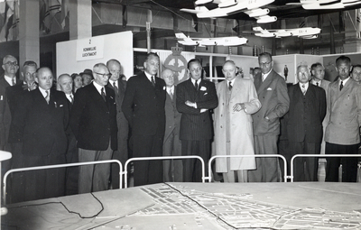 222023 Afbeelding van het bezoek van Prins Bernhard aan de tentoonstelling De Drie Zuilen-B.B. in het Jaarbeursgebouw ...